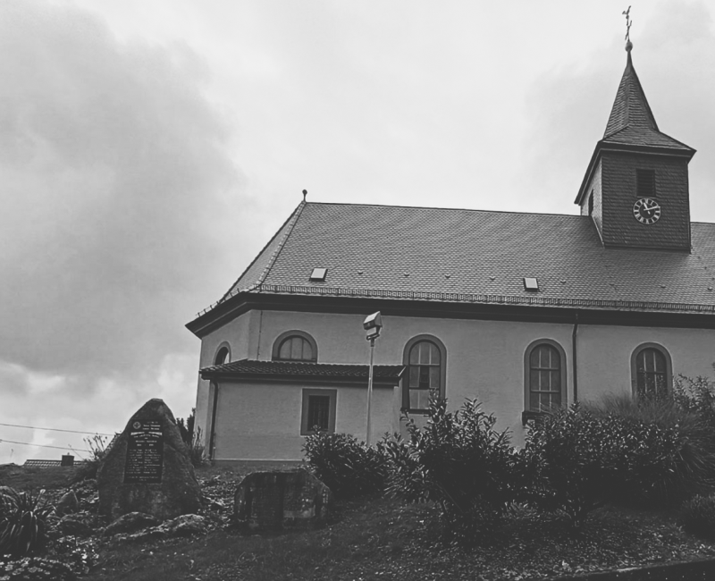 Kriegerdenkmal vor der Kirche St. Nikolaus